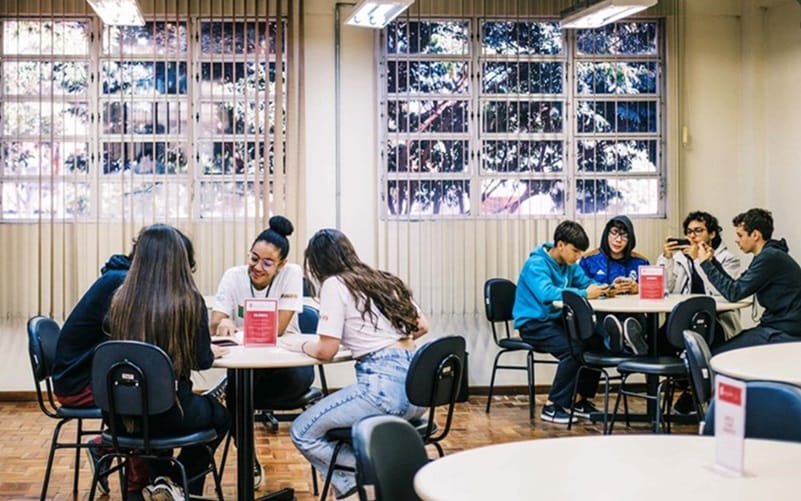 Educação sala de aula ensino básico