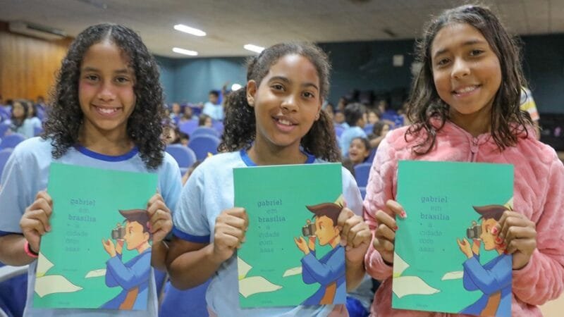 Estudantes da rede pública do Distrito Federal apresentam a nova versão do livro “Gabriel em Brasília” sobre educação patrimonial/Paulo H. Carvalho/Agência Brasília