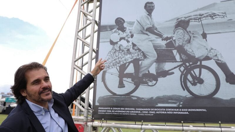 Adalberto Scigliano, do Arquivo Público do DF, mostra a exposição sobre a história de Brasília na Esplanada dos Ministérios/Matheus H. Souza/Agência Brasília