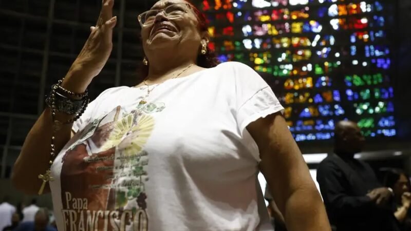 Fiel se emociona na missa em sufrágio do papa Francisco na Catedral Metropolitana do Rio de janeiro/Fernando Frazão/Agência Brasil