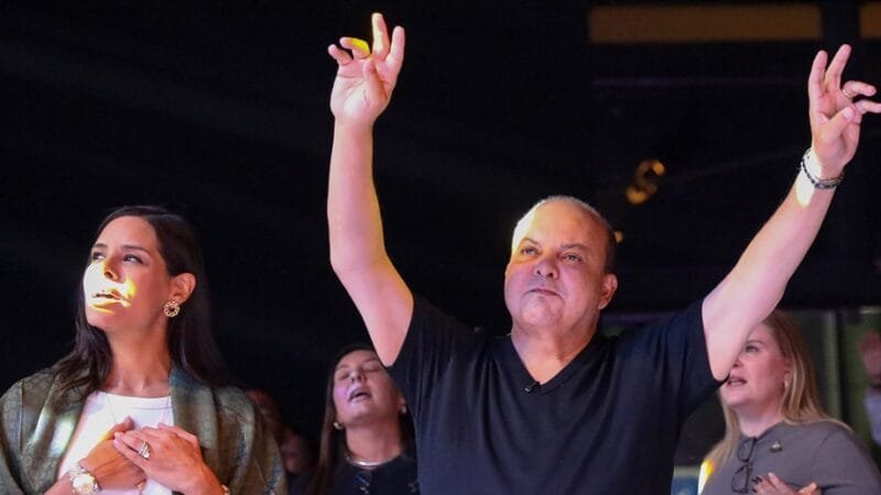 Ibaneis Rocha, governador do Distrito Federal, e a primeira-dama Mayara Noronha, durante culto na Igreja Núcleo de Fé/Renato Alves/Agência Brasília