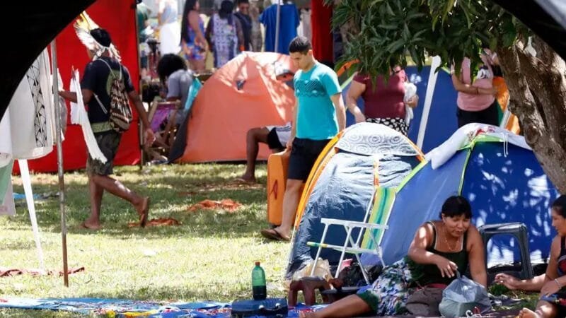 Indígenas preparam o Acampamento Terra Livre, montado na espaço da Funarte, no Plano Diretor de Brasília/Bruno Peres/Agência Brasil