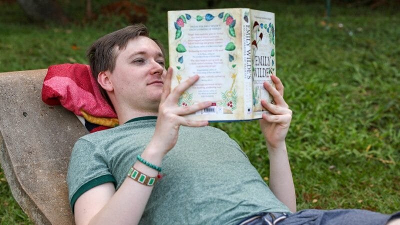 Jack Ball é jornalista inglês e aproveita o Parque Ecológico Olhos D’Água para ler, que também tem uma biblioteca para o público/Matheus H. Souza/Agência Brasília