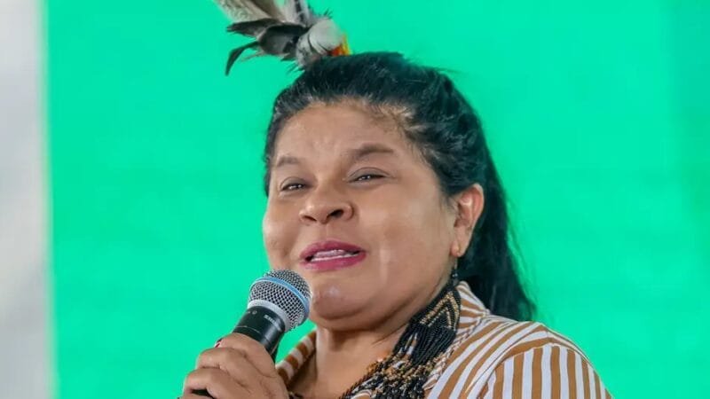 Sônia Guajajara, ministra dos Povos Indígenas, durante discurso no acampamento Terra Viva, em Brasília/Fábio Rodrigues Pozzebom/Agência Brasil
