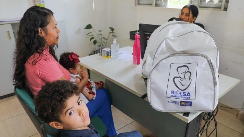 Sunamita Turpo com os filhos, como a Estela, de quatro meses, recebeu atendimento no Cras do Varjão com o Bolsa Matermidade/Paulo H. Carvalho/Agência Brasília
