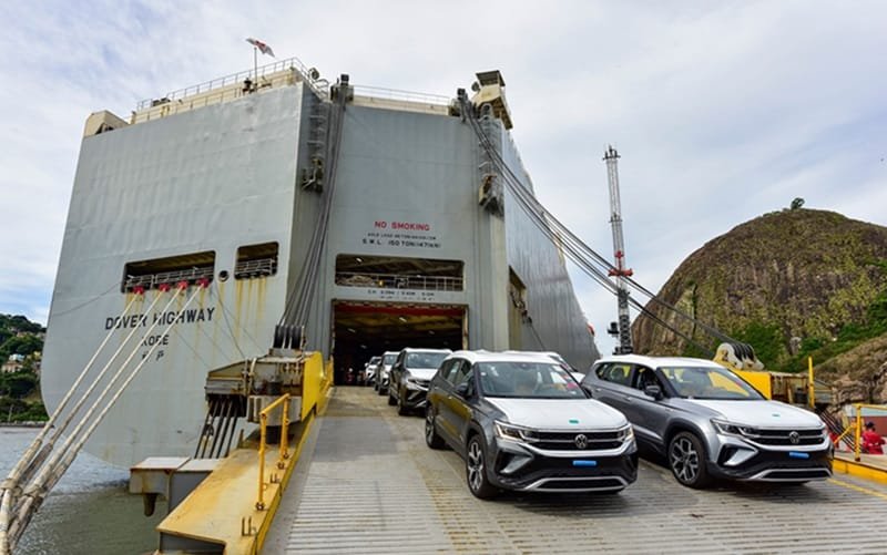 Navio desembarque de carros Porto de Vitória Misto Brasil