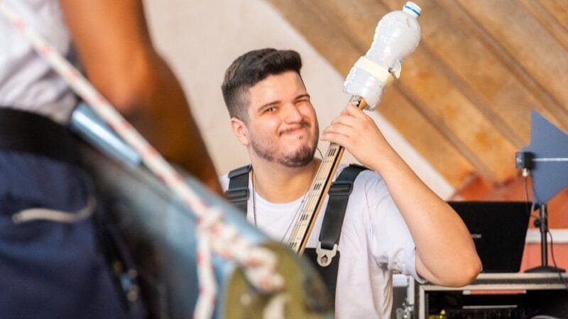 Integrante da Orquestra de Sucata que usa instrumentos a partir de materiais reciclados e ensina conceitos de sustentabilidade/André Amendoeira/SEEDF