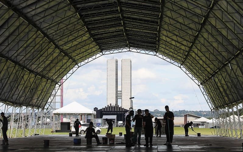 Palco preparativos 65 anos de Brasília Misto Brasil