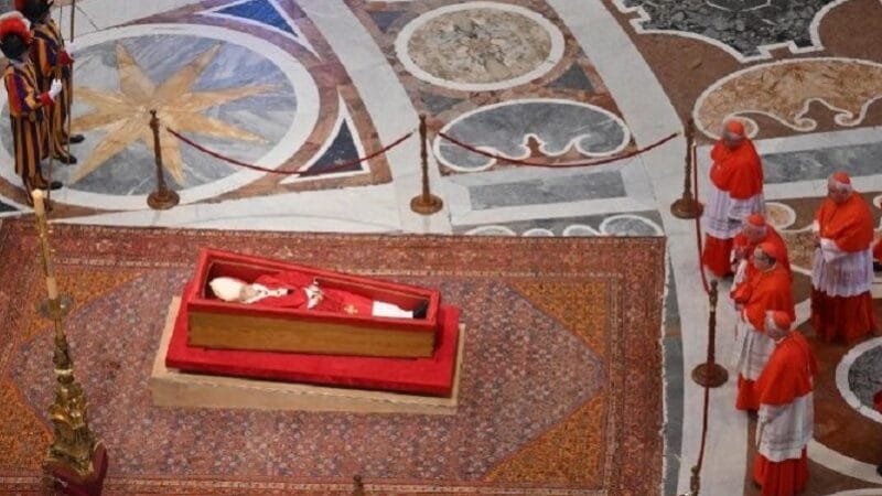 Corpo do papa Francisco está na Basílica de São Pedro