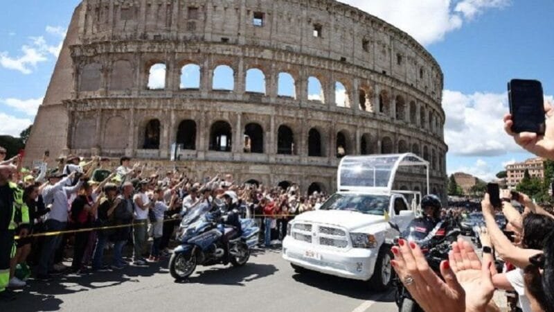 Despedida do papa Francisco reúne milhares de pessoas