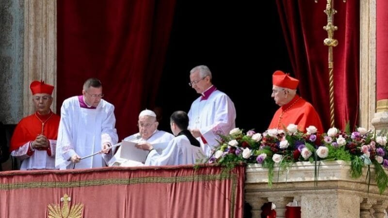 Papa apareceu para a missa do Domingo de Páscoa
