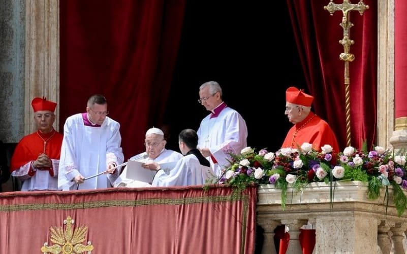 Papa Francisco Sacada do Vaticano Páscoa Misto Brasil