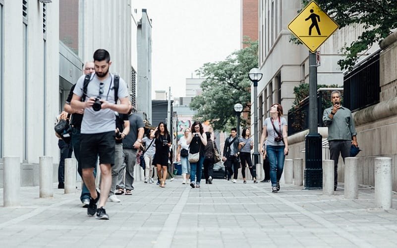 Pessoas gente andando calçadão Misto Brasil