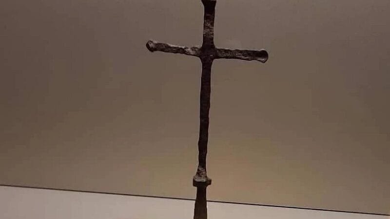 Cruz usada na primeira missa fica dois dias em Brasília