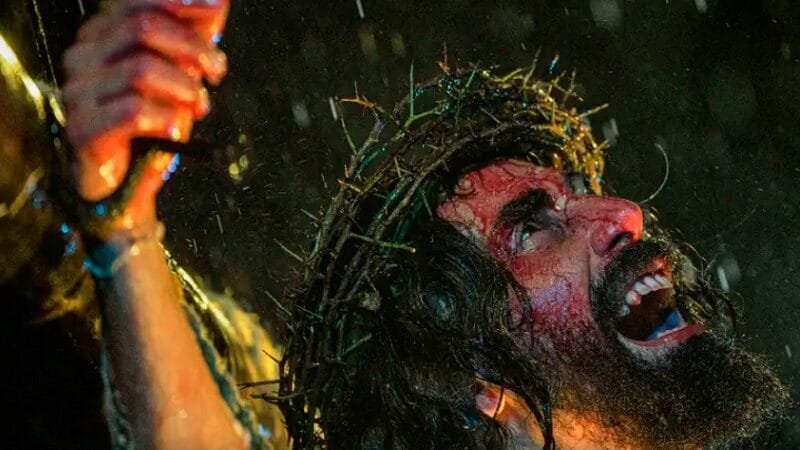 Morro da Capelinha atrai fieis, vendedores e milagres