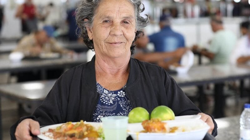 Restaurantes comunitários abertos neste feriado