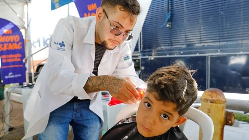 Garoto corta o cabelo durante o programa GDF Mais Perto do Cidadão, evento realizado no sábado, no Gama/Lúcio Bernardo Jr/Agência Brasília