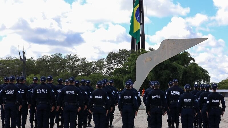 Troca de bandeira na véspera dos 65 anos de Brasília