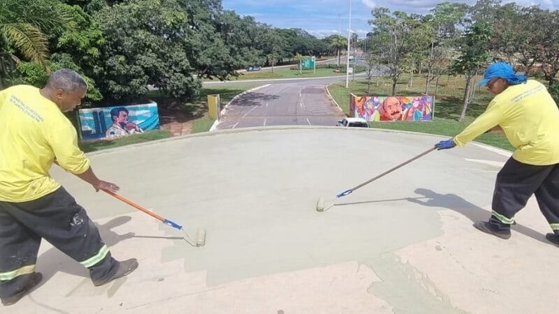 Funcionários fazem a limpeza da estrutura arquitetônica na entrada do Parque da Cidade dentro do programa GDF Presente/Divulgação