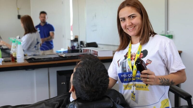 Daniela Félix enfrentou o preconceito e fez o curso de barbeiro no Instituto do Carinho, em Ceilândia/Paulo H. Carvalho/Agência Brasília