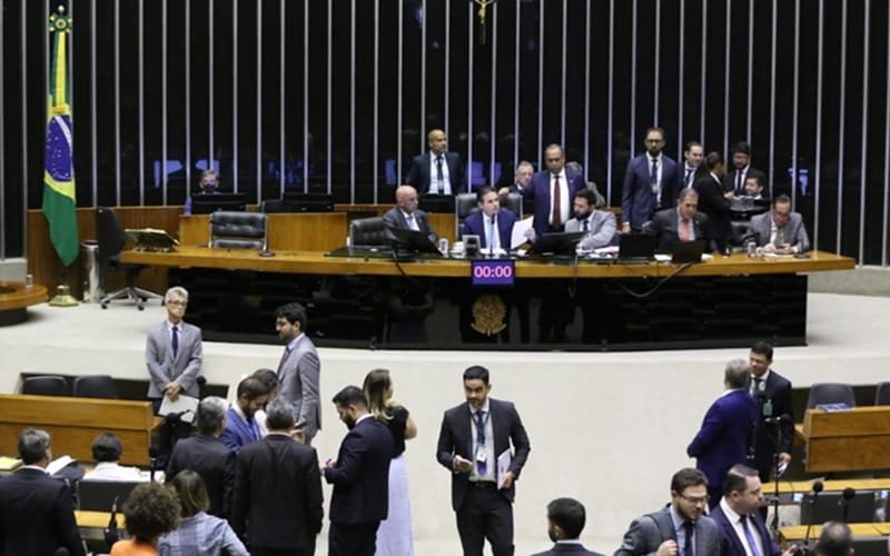 Depois do reajuste, deputados discutem mais verba de gabinete