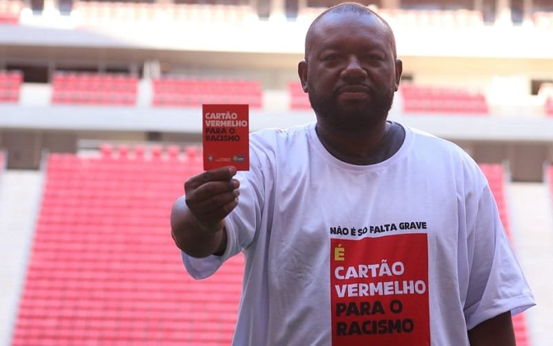 Catão vermelho contra o racismo Misto Brasil
