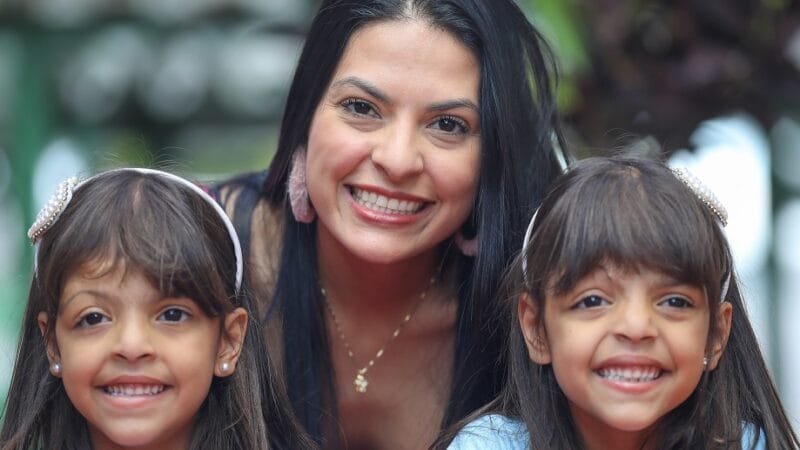 Camila Vieira é mãe das gêmeas que estão no Programa de Educação precoce que ajuda no desenvolvimento morto das meninas/Joel Rodrigues/Agência Brasília