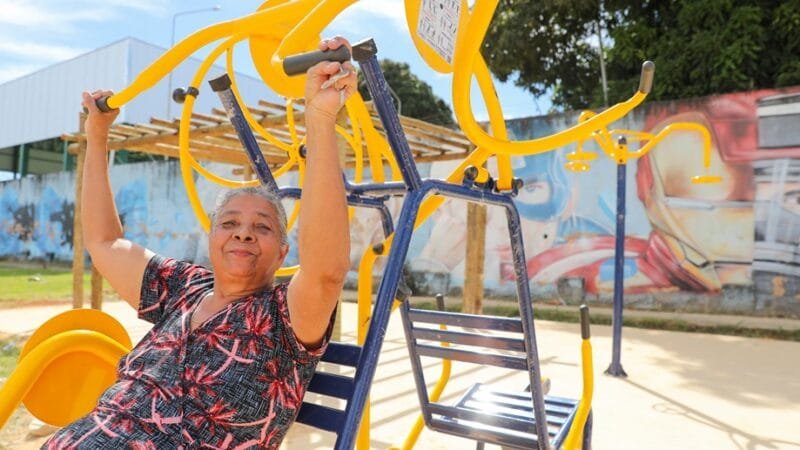 Edite Maria dos Anjos vivem em Ceilândia e sempre se exercita nos equipamentos públicos instalados perto de sua casa/Paulo H. Carvalho/Agência Brasília