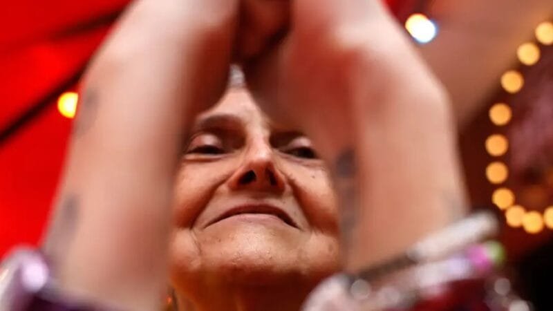 Yone Lindgren, 69 anos, ativista lésbica e fotógrafa, durante ensaio fotográfico no Rio de Janeiro/Tânia Rêgo/Agência Brasil