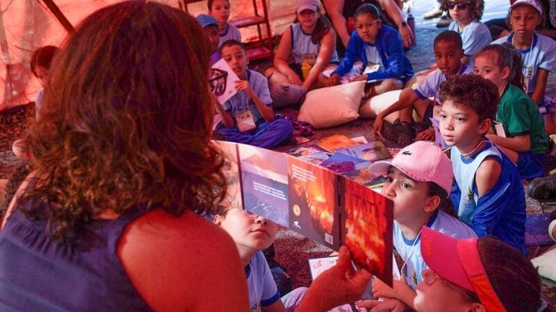 Cristiane Salles durante contação de histórias no Parque Ecológico Saburo Onayama, em Taguatinga/Gabriella Kardine/Divulgação