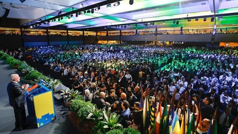 Lula anuncia crédito de moradias, mas é vaiado por prefeitos