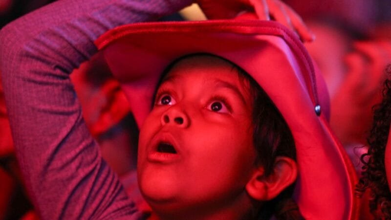 Menina se espanta durante apresentação de artistas no Dia Mundial da Diversidade Cultural, na Praça dos Três Poderes/Joel Rodrigues/Agência Brasília