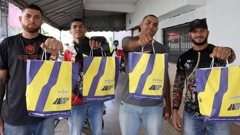 Motofrentistas mostram a sacola com um kit que receberam do DER-DF na campanha de conscientização para a categoria/Lúcio Bernardo Jr./Agência Brasília