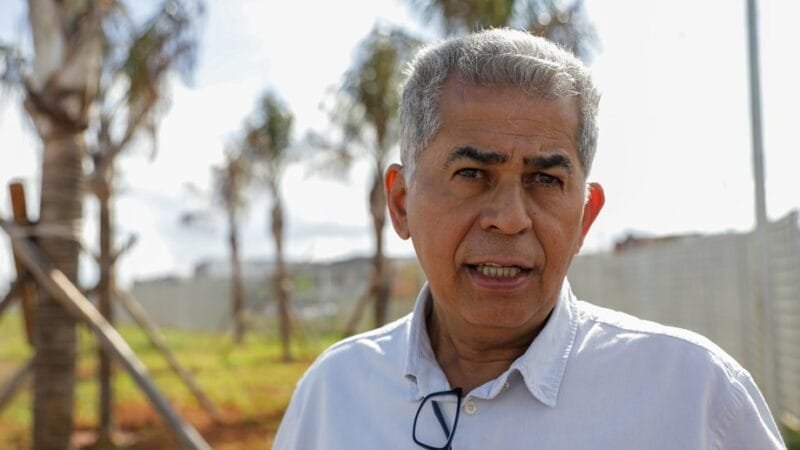 Raimundo Silva é diretor de Cidades da Novacap, que faz o paisagismo na Estrada Parque Núcleo Bandeirantes há 30 dias/Geovana Albuquerque/Agência Brasília