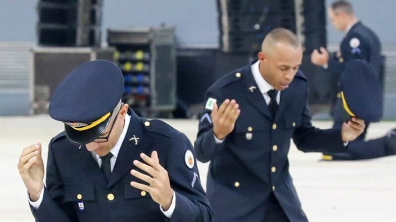 Soldados oram em agradecimento após a formatura de dezenas de alunos da Polícia Militar do Distrito Federal/Joel Rodrigues/Agência Brasília