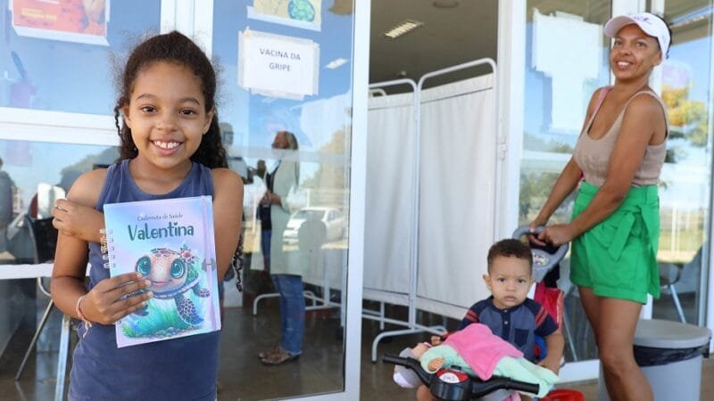 Valentina Guimarães com o irmãozinho e a mãe foi tomar a vacina da gripe, campanha que ocorre em todo o país/Paulo H. Carvalho/Agência Brasília