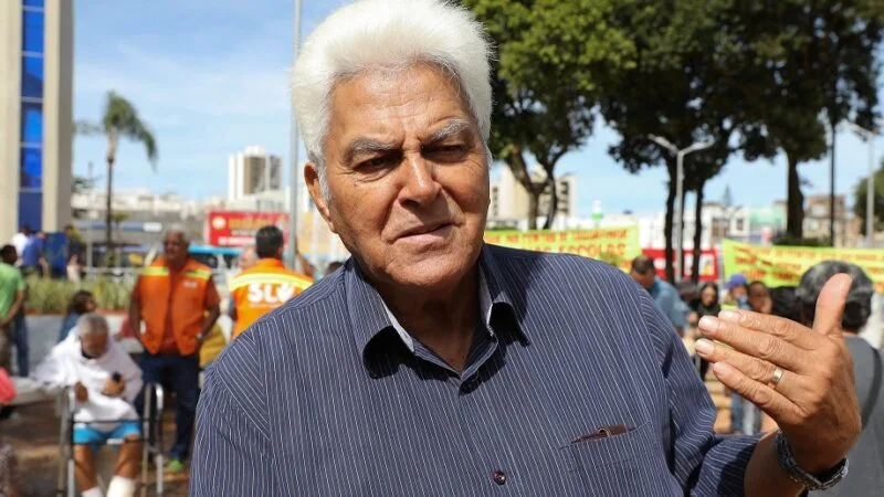Dino de Souza mora em Taguatinga desde 1960 e viu a reforma da Praça do Relógio, que marca o ponto central da cidade/Lúcio Bernardo Jr/Agência Brasília