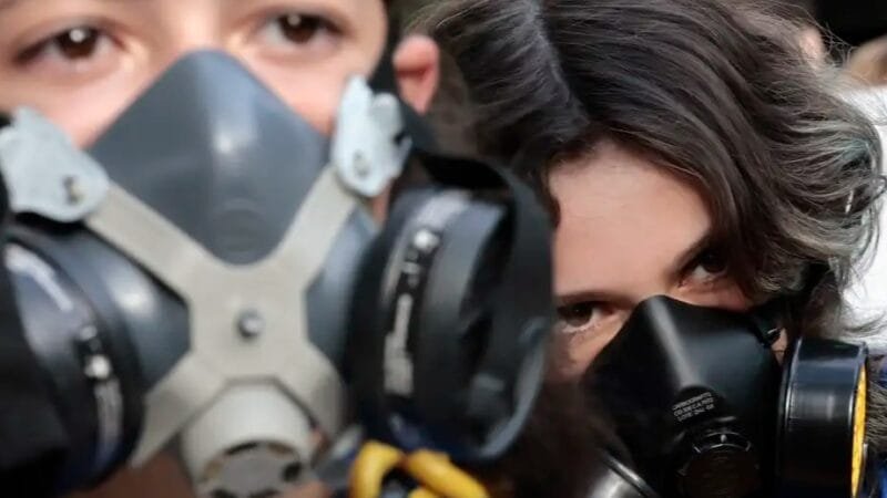 Ativistas usam máscaras contra gás durante uma manifestação organizada pelo Greenpeace em São Paulo contra projeto de lei/Paulo Pinto/Agência Brasil