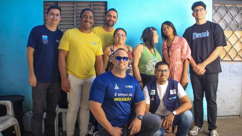 Equipe que faz a entrega em domicílio de carteirinhas para as pessoas com deficiência no programa Carreta da Inclusão/Matheus H. Souza/Agência Brasília