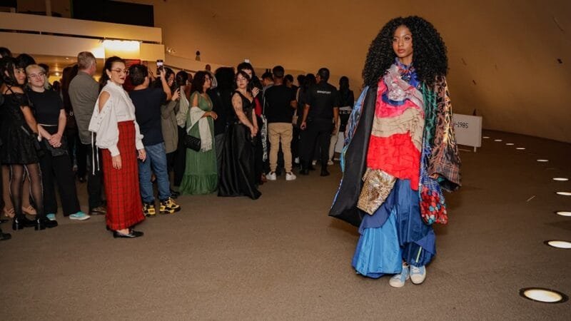 Modelo desfile durante o Brasília Design Week 2025, que tem a finalidade de promover a criatividade em exposições e oficinas/Luh Fiuza/Divulgação