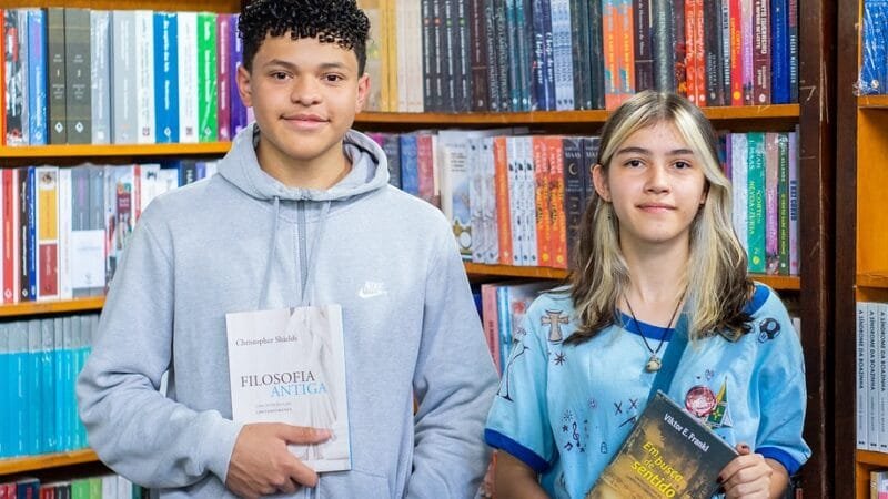 Nawhan Oliveira e Kyara Lucio, do CEM 01 do Guará, foram conferir as novidades em física na Feira do Livro de Brasília/André Amendoeira/SEEDF