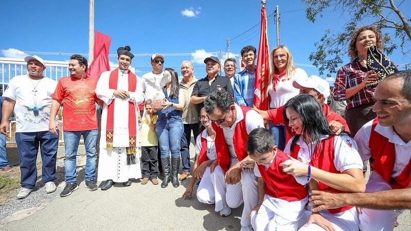 Milhares acompanham a Festa e Louvor ao Divino Espírito Santo
