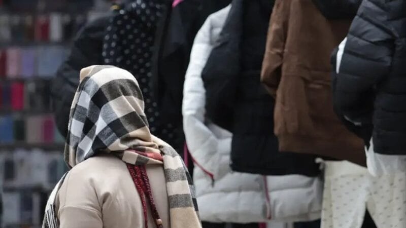 O paulistano tirou o cachecol e os casacos do armário com a chegada da frente fria que veio do Sul do país/Paulo Pinto/Agência Brasil