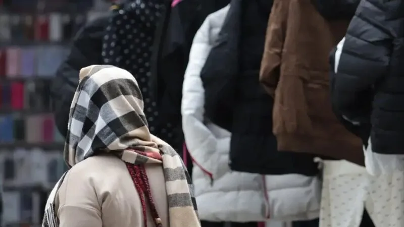 O paulistano tirou o cachecol e os casacos do armário com a chegada da frente fria que veio do Sul do país/Paulo Pinto/Agência Brasil