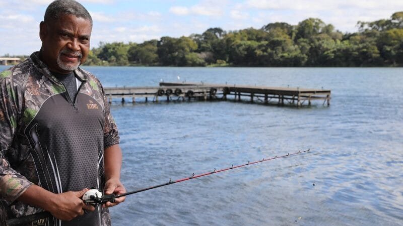 Wagner Nascimento gosta de pescar no Lago Paranoá, mas o pescador precisa de registro para a prática de pesca/Paulo H. Carvalho/Agência Brasília