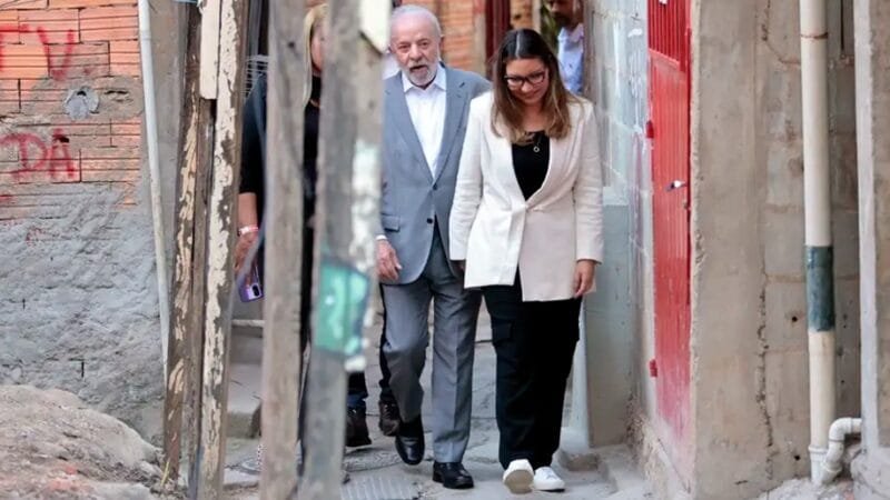 Lula da Silva e Janja passam por uma viela da Favela do Moinho, que deve passar por um processo de urbanização/Paulo Pinto/Agência Brasil