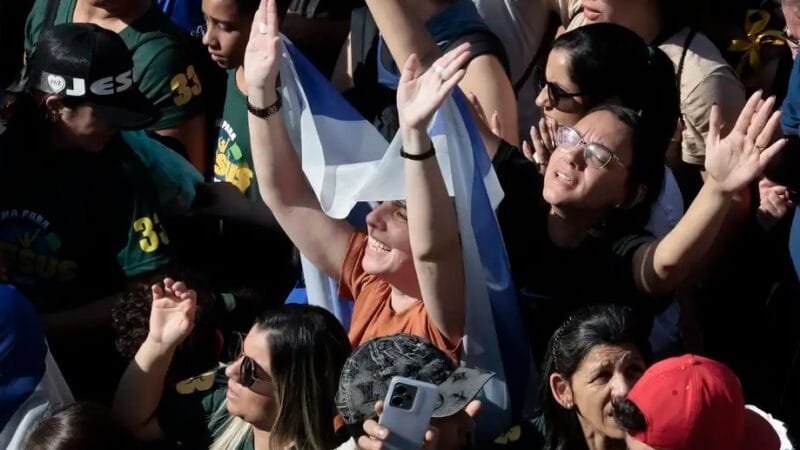 Fiéis dão graças na 33ª edição da Marcha para Jesus, que percorreu a zona norte São Paulo até próximo ao Campo de Marte/Paulo Pinto/Agência Brasil