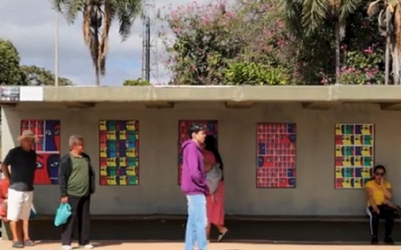 Paradas de önibus pinturas artistas Sobradinho DF Misto Brasil