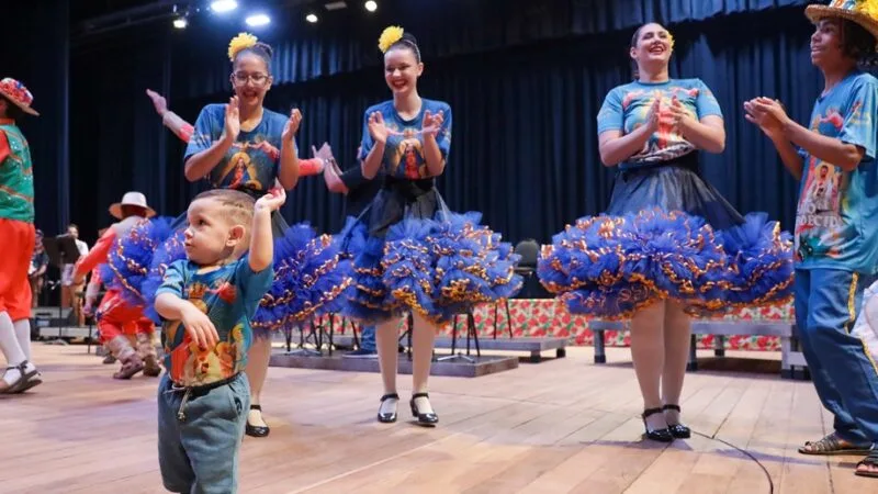 Menino se diverte com a quadrilha junina no lançamento do Distrito Junino 2025, na Sala Martins Pena/Geovana Albuquerque/Agência Brasília