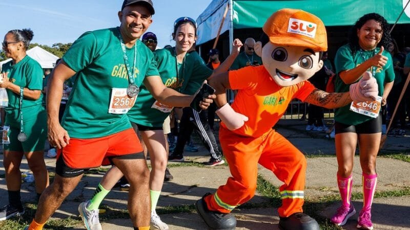 Mascote da limpeza pública brinca com os participantes da 8a. Corrida do Gari, que reuniu 3 mil participantes/Divulgação